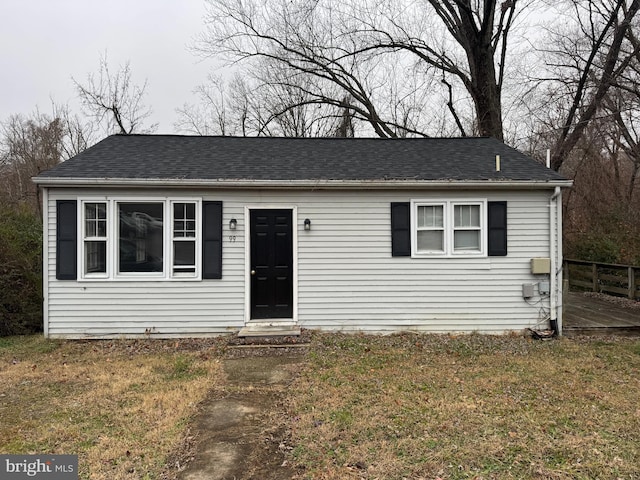 view of front of house featuring a front lawn