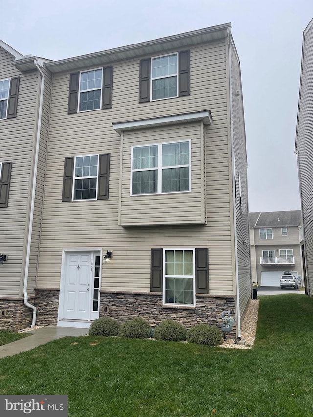 view of front of property with a front yard