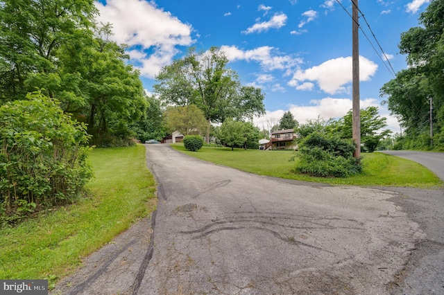 82 Quarry Rd, Birdsboro, PA 19508 - view of asphalt driveway