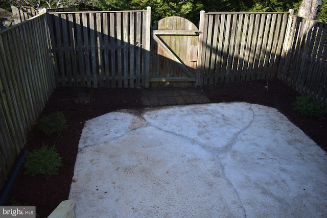 view of yard with a patio area