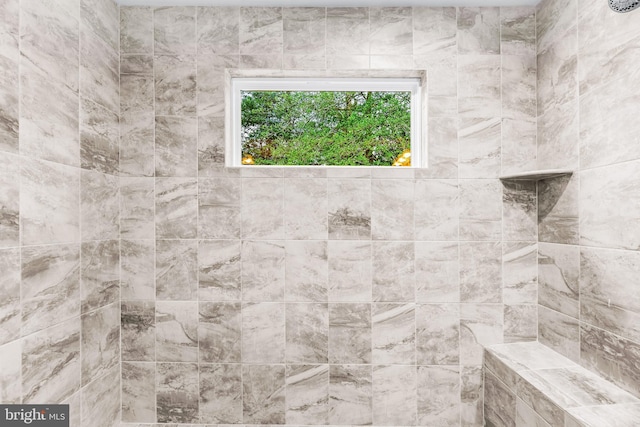 bathroom featuring a tile shower