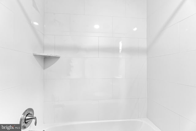 bathroom featuring tiled shower / bath combo