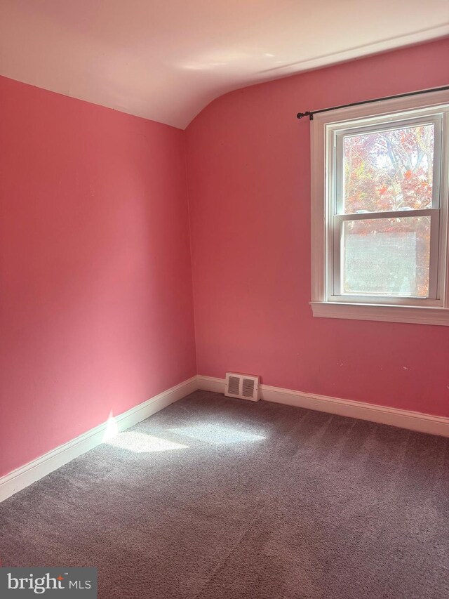 125 Rodney Dr, New Castle, DE 19720 - carpeted spare room featuring lofted ceiling, visible vents, and baseboards