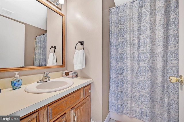 bathroom with a shower with curtain and vanity