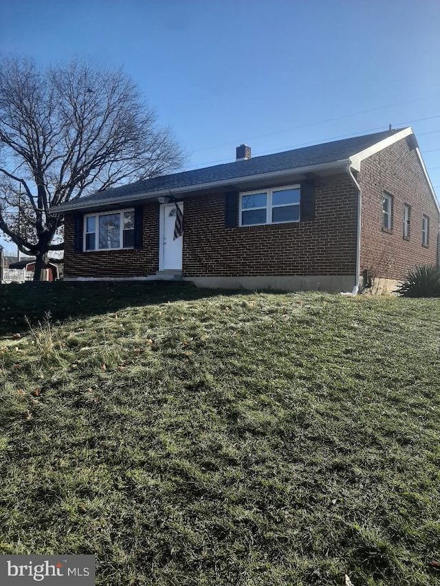 view of front of home featuring a front yard