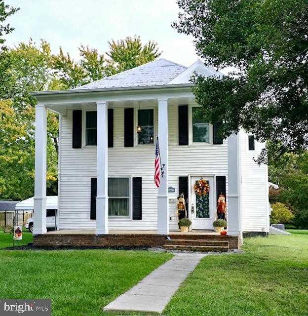 view of front facade with a front lawn