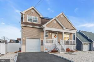 view of front of house with covered porch and a garage