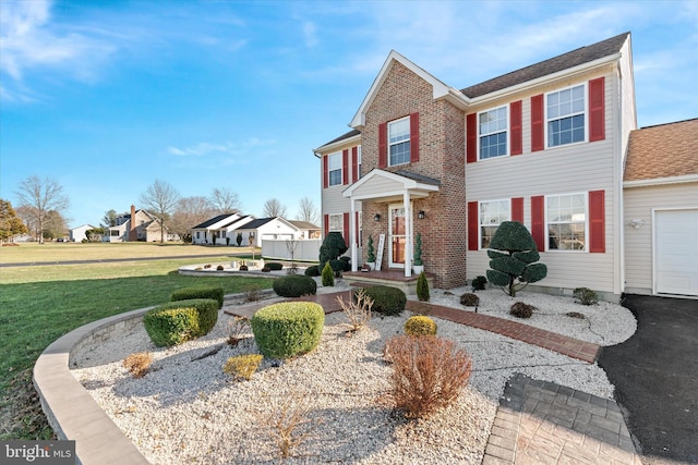 view of front of property featuring a front lawn