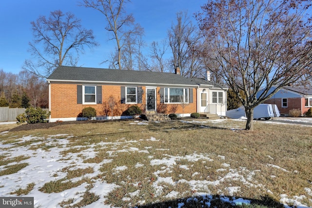 single story home featuring a lawn