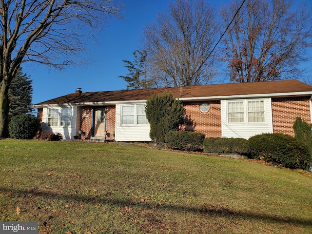 single story home featuring a front lawn