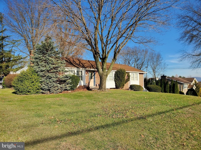 view of front of home featuring a front lawn