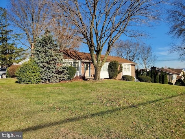 view of front of home featuring a front yard