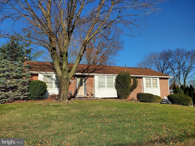 view of front of home featuring a front yard