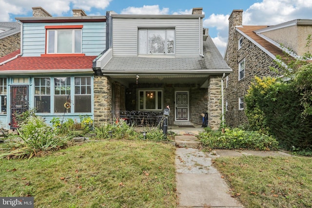 view of front of home featuring covered porch and a front yard