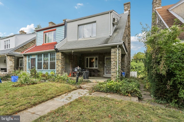 view of front of home with a front lawn