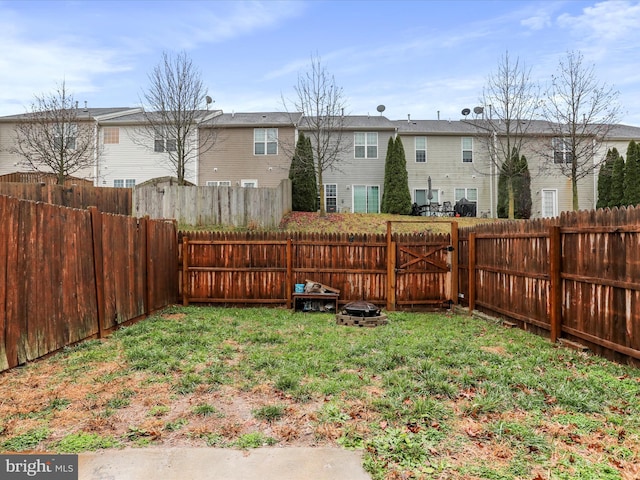 view of yard featuring an outdoor fire pit