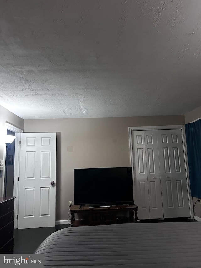 bedroom featuring a textured ceiling and a closet