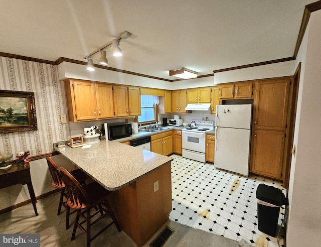 kitchen with sink, a kitchen breakfast bar, kitchen peninsula, crown molding, and white appliances