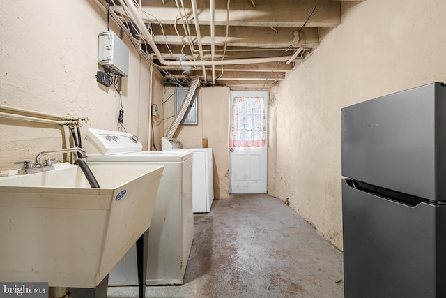 laundry area featuring sink and washing machine and clothes dryer