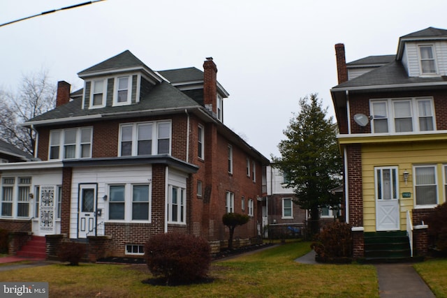 view of front facade with a front lawn