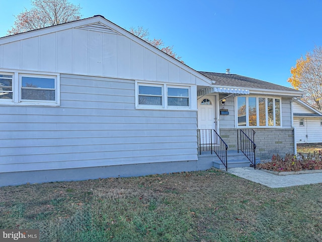 view of front facade featuring a front lawn