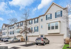 townhome / multi-family property featuring a garage