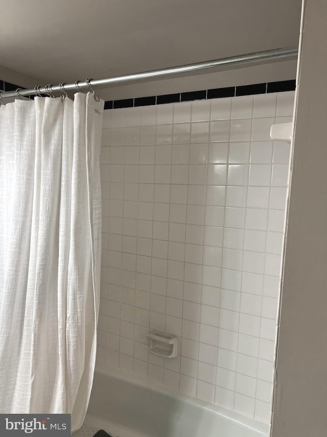 bathroom with shower / tub combo with curtain