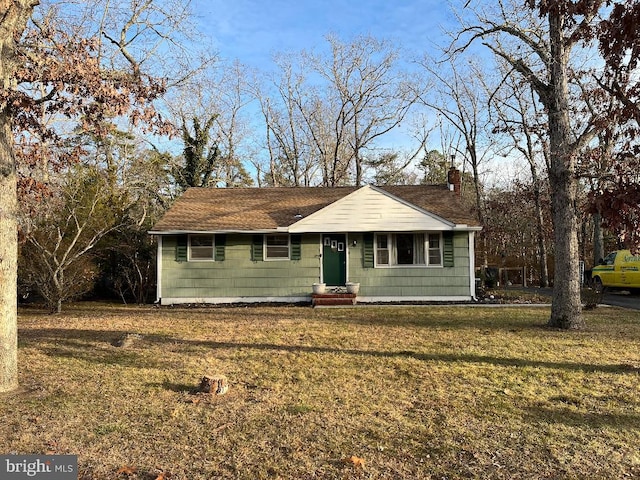 ranch-style home featuring a front lawn