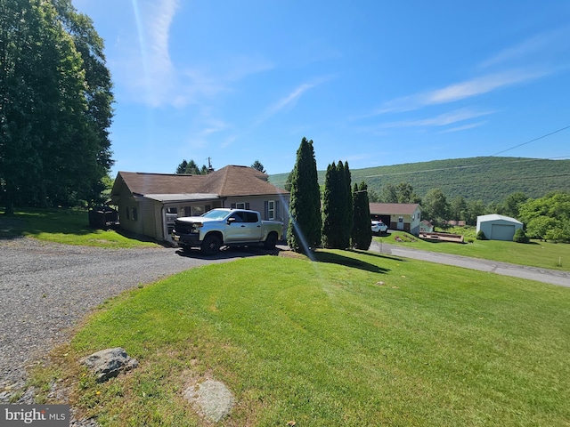 view of front of house featuring a front lawn