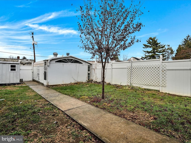 view of yard featuring a storage shed