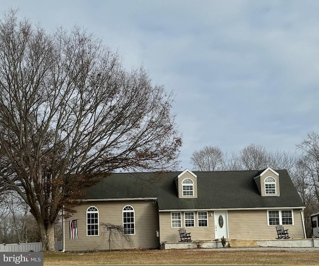 view of front of property featuring a front lawn