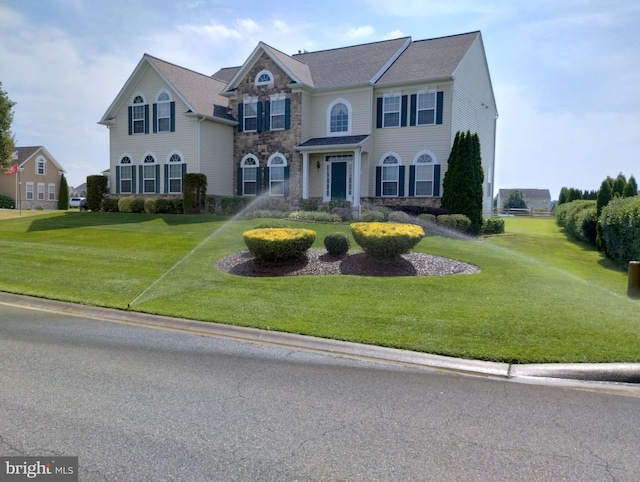 view of front of property featuring a front lawn