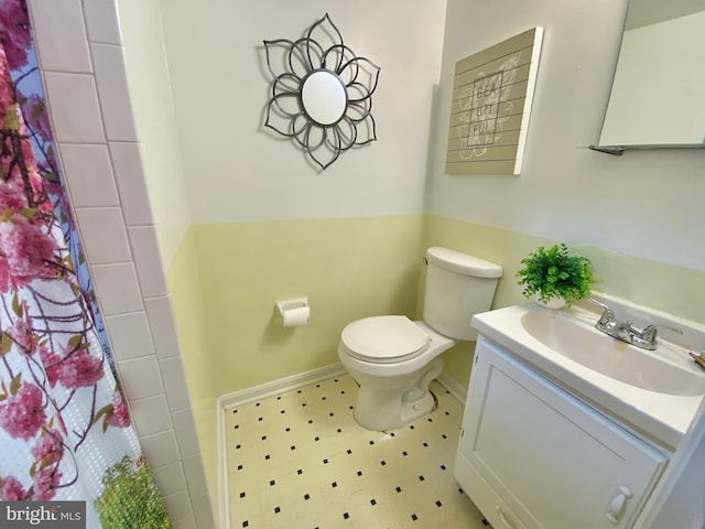 bathroom with a shower with curtain, vanity, and toilet