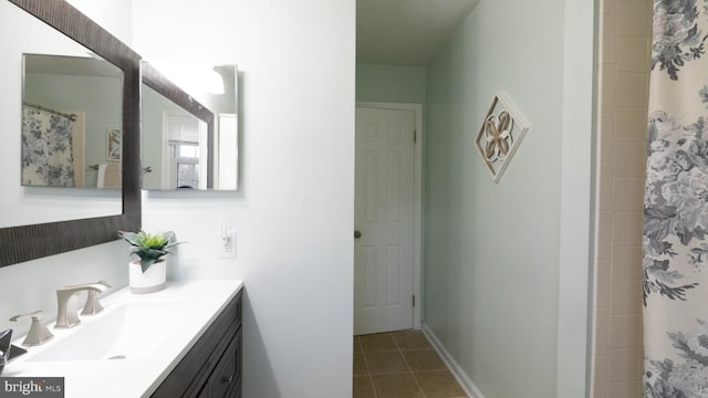 bathroom featuring a shower with shower curtain and vanity