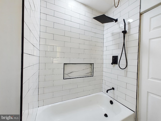 bathroom with tiled shower / bath combo