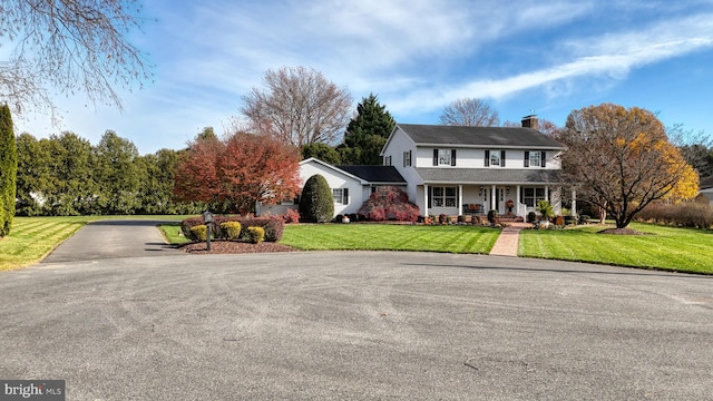 view of front of property featuring a porch and a front lawn