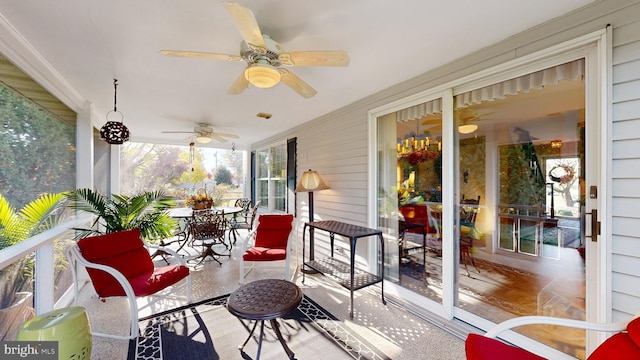 sunroom with ceiling fan