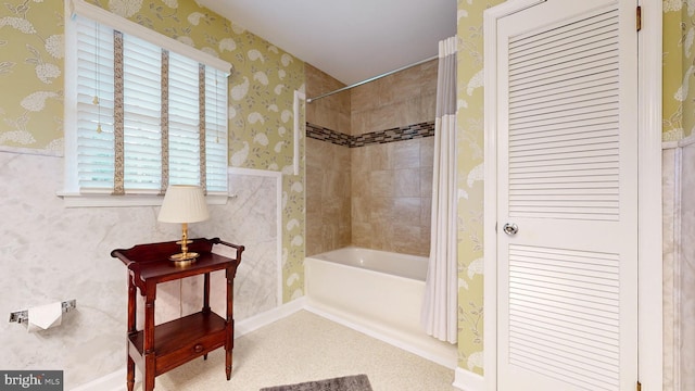 bathroom featuring tiled shower / bath combo