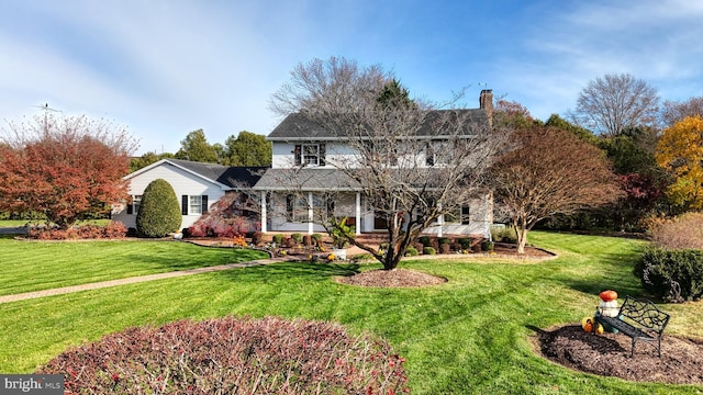 view of front property featuring a front lawn