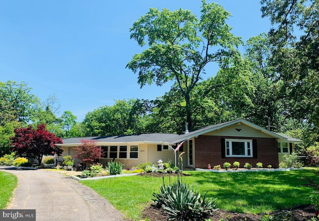 ranch-style home featuring a front lawn