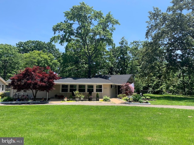 single story home with a front lawn