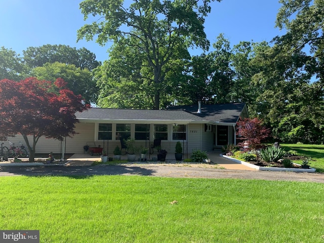 view of front of home featuring a front lawn