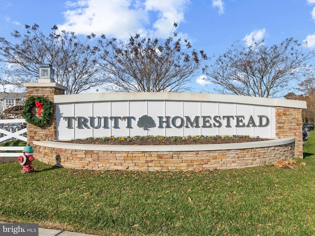 community sign featuring a lawn