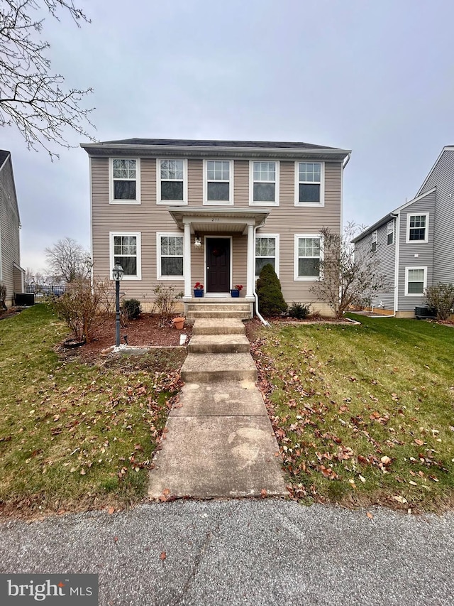 view of front of property featuring a front lawn