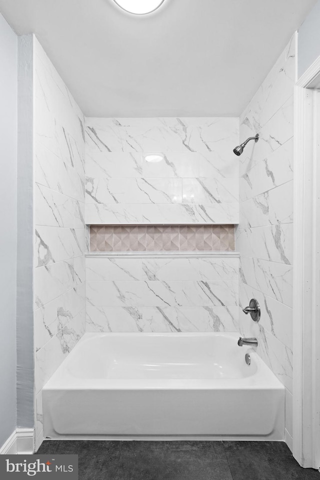 bathroom featuring tiled shower / bath