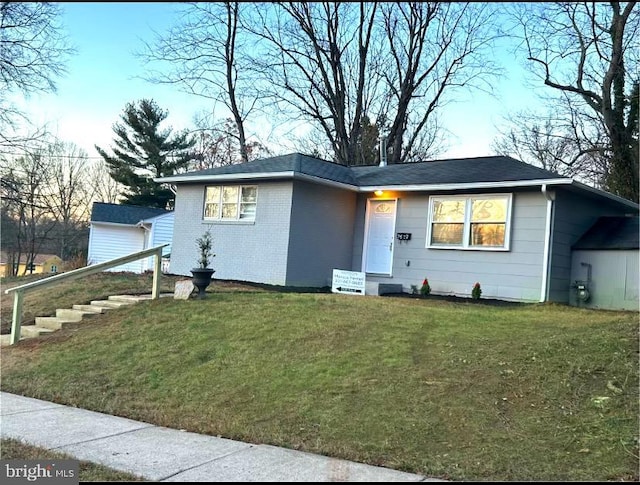 view of front facade featuring a front lawn