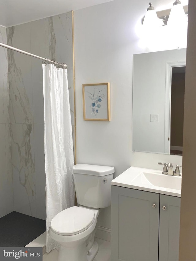 bathroom with a shower with shower curtain, vanity, and toilet