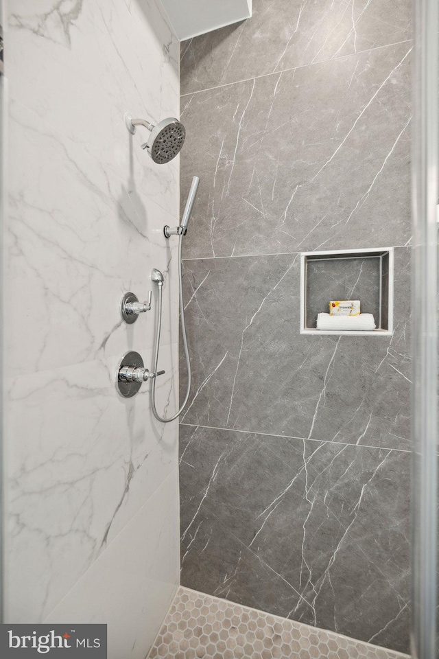 bathroom featuring a tile shower