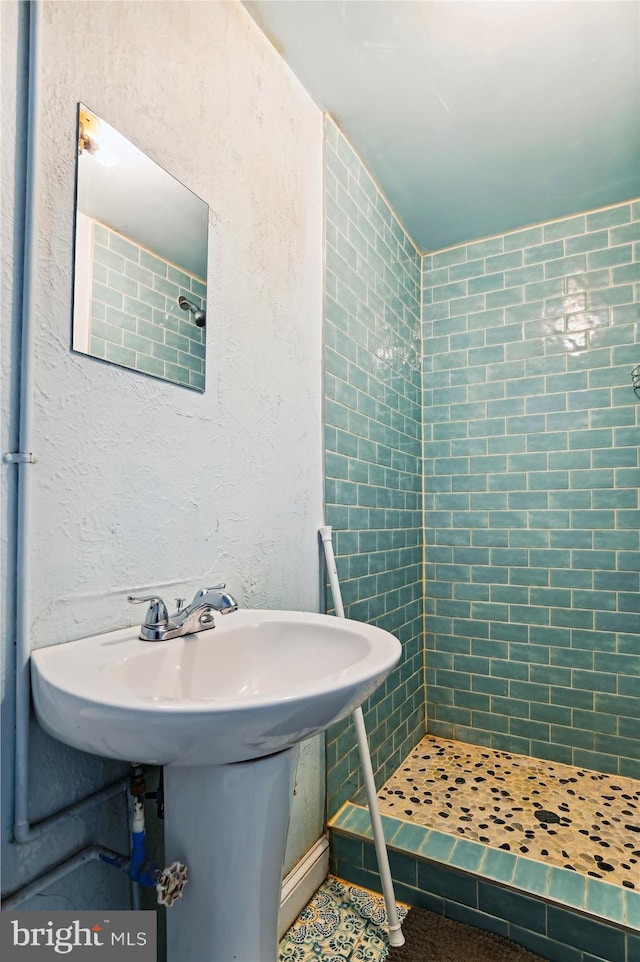 bathroom featuring a tile shower