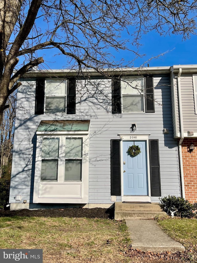 view of front facade with a front yard